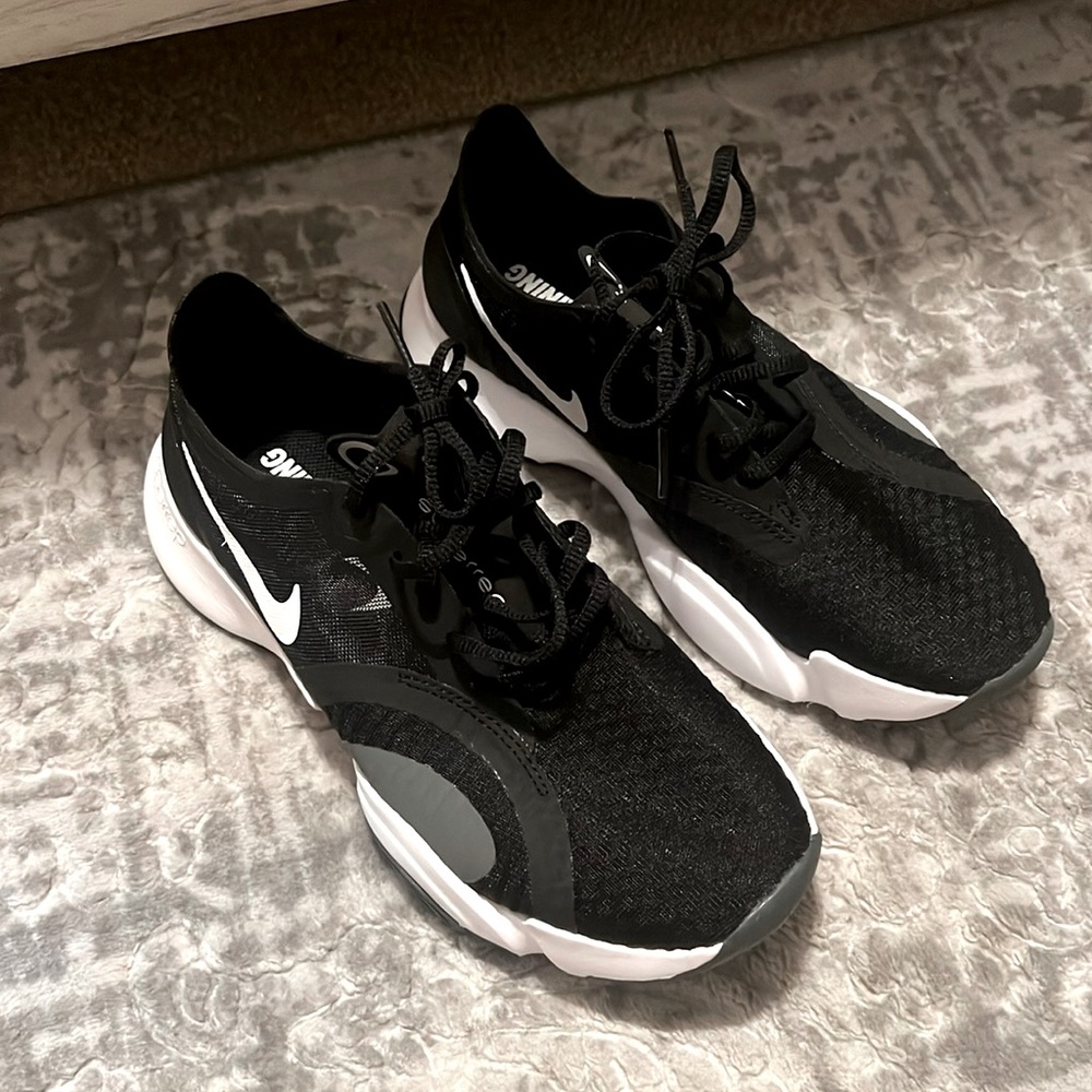 Women’s black and white Nike size 6 shoes